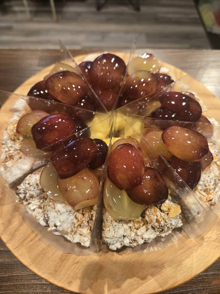 皮ごと食べられる種なしブドウ・クイーンルージュをたっぷりのせた、薩摩川内市のケーキ屋ANTIQUEのブドウタルト